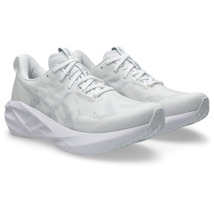 ASICS Novablast 5 Blanc-Gris / White-Piedmont Grey — vue avant extérieure (1011B974-100)