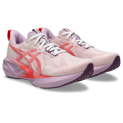 ASICS Novablast 5 Violet / Rose – White / Coral Reef – paire en vue trois-quarts avant