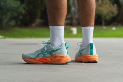 ASICS Novablast 5 Aqua / Orange – lifestyle portée, vue latérale