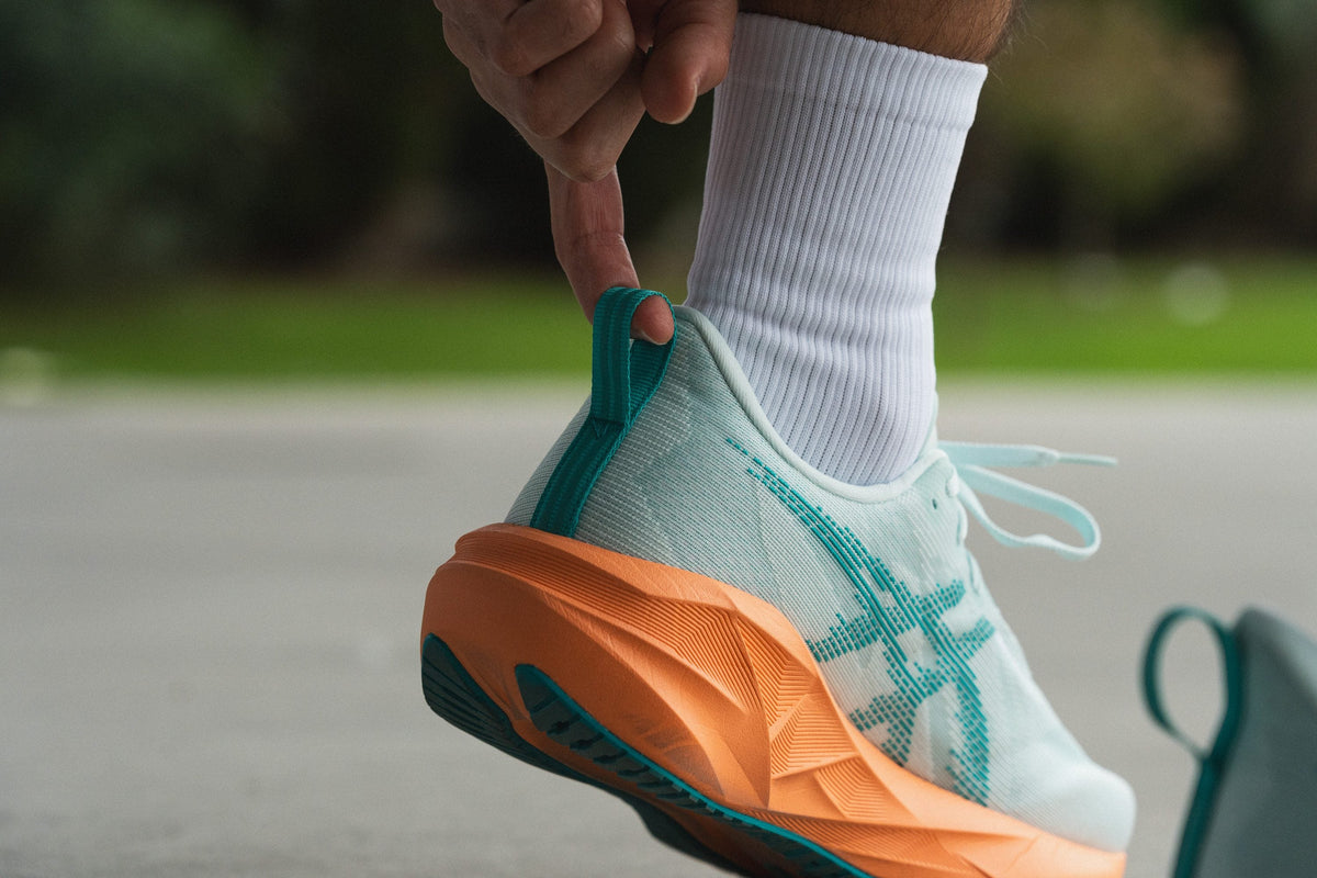 ASICS Novablast 5 Aqua / Orange – lifestyle portée, détail talon