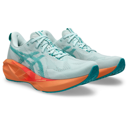 ASICS Novablast 5 Aqua / Orange – paire en vue trois-quarts avant