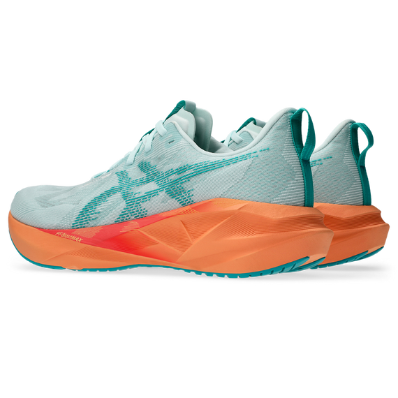 ASICS Novablast 5 Aqua / Orange – paire en vue trois-quarts arrière